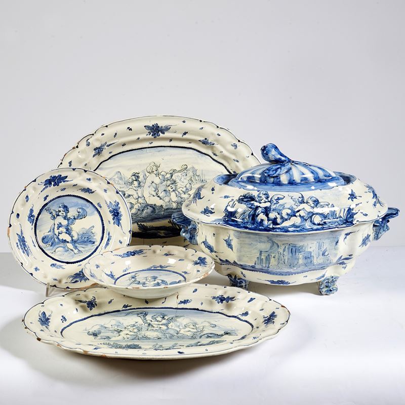 Zuppiera, due vassoi e due piatti, in stile Savona sec. XVIII