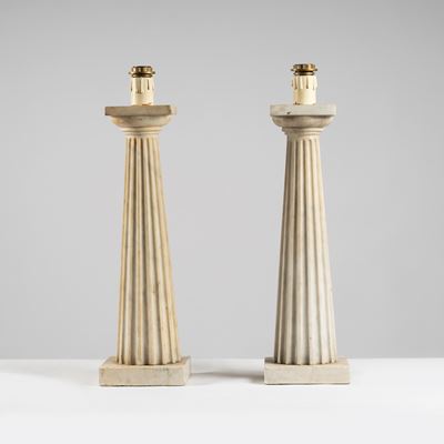 Coppia di lampade da tavolo, XIX secolo, marmo con base quadrata e colonna scanalata