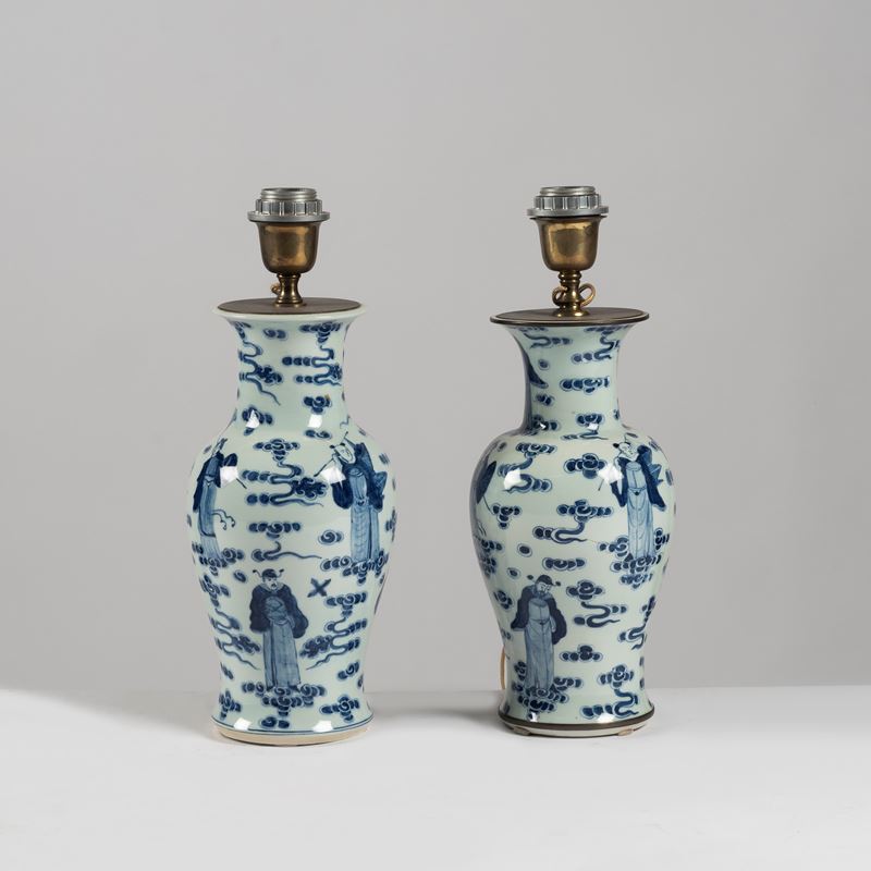 Cina, Coppia di vasi in porcellana bianca e blu decorati con dignitari