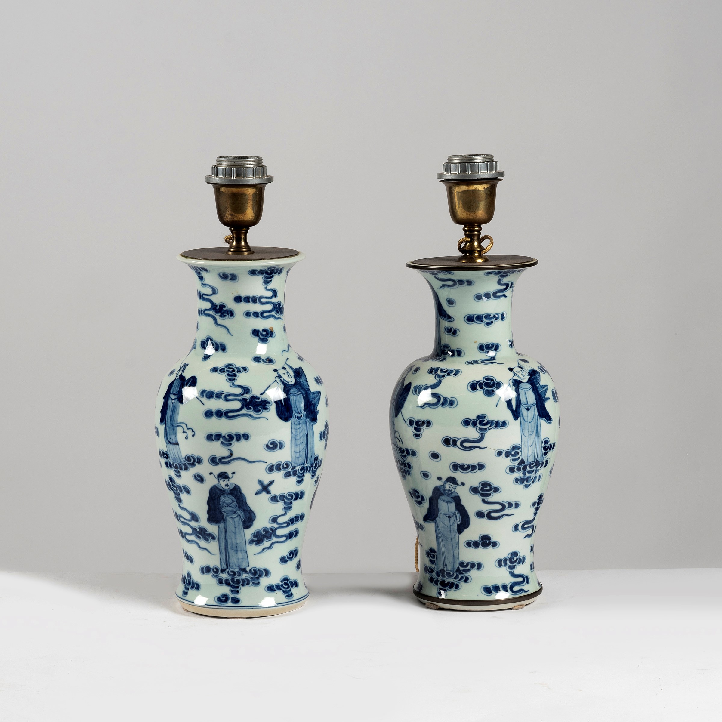 Cina, Coppia di vasi in porcellana bianca e blu decorati con dignitari