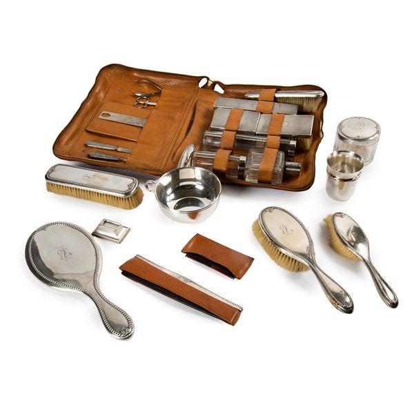 



DICIANNOVE PEZZI PER TOILETTE