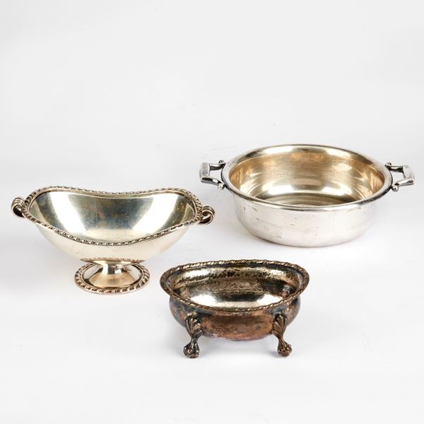 



UNA SALIERA, UNA PICCOLA ALZATA ED UNA VASCHETTA, SEC. XX 