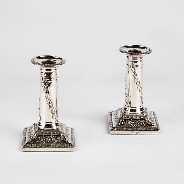 



COPPIA DI PICCOLI CANDELIERI, LONDRA, 1903