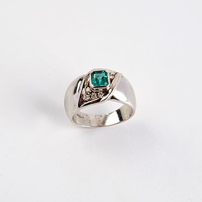 Anello in Oro Bianco 18kt, Diamanti e Smeraldo