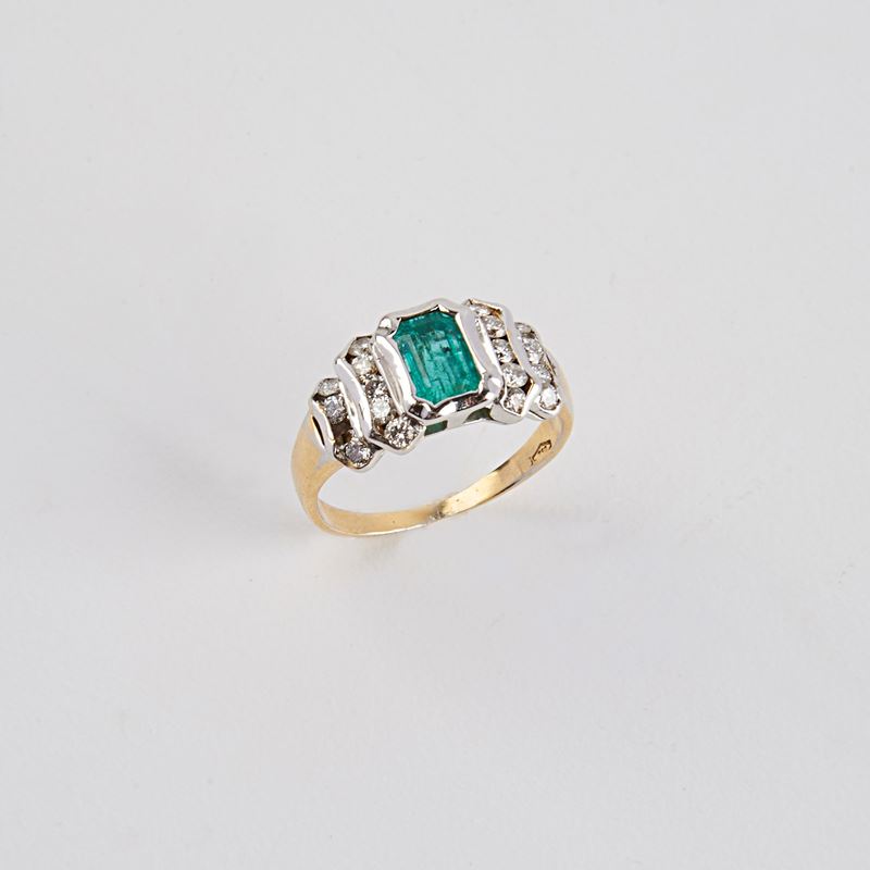 Anello in Oro Bianco 18kt Diamanti e Smeraldo