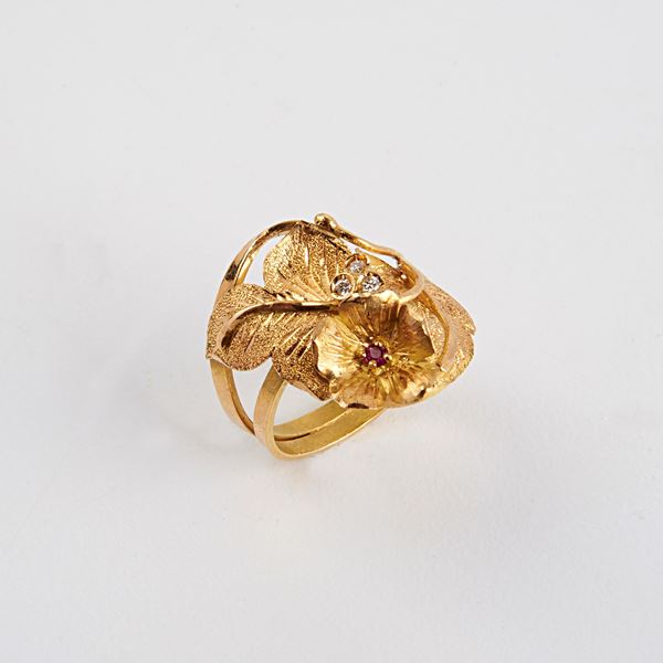



ANELLO IN ORO GIALLO 18KT E DIAMANTI