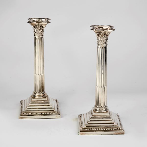 



COPPIA DI CANDELIERI, LONDRA 1896, ARGENTIERE CHARLES STUART HARRIS