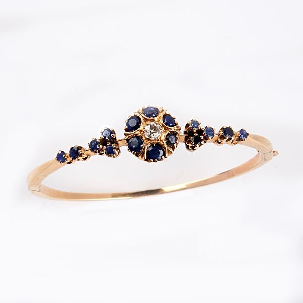 



BRACCIALE RIGIDO META' SEC. XX, IN ORO 9KT, DIAMANTE E ZAFFIRI