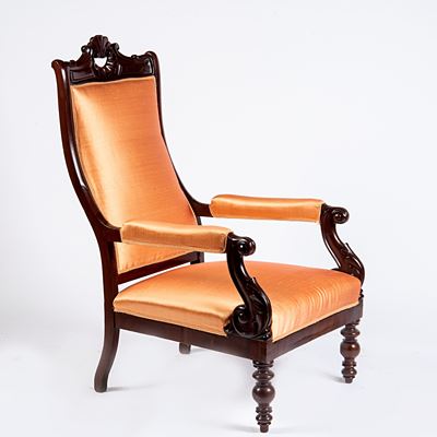 Poltroncina del XIX secolo, in mogano intagliato e rivestita in stoffa arancio