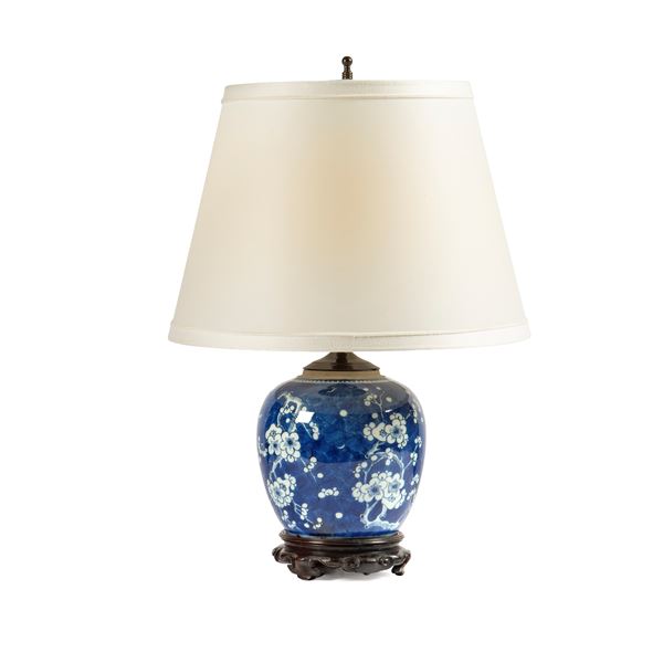 



Lume da tavolo, arte orientale, inizi sec. XX  - Asta Mobili, arredi, dipinti e oggetti d'arte - Poggio Bracciolini Casa d'Aste