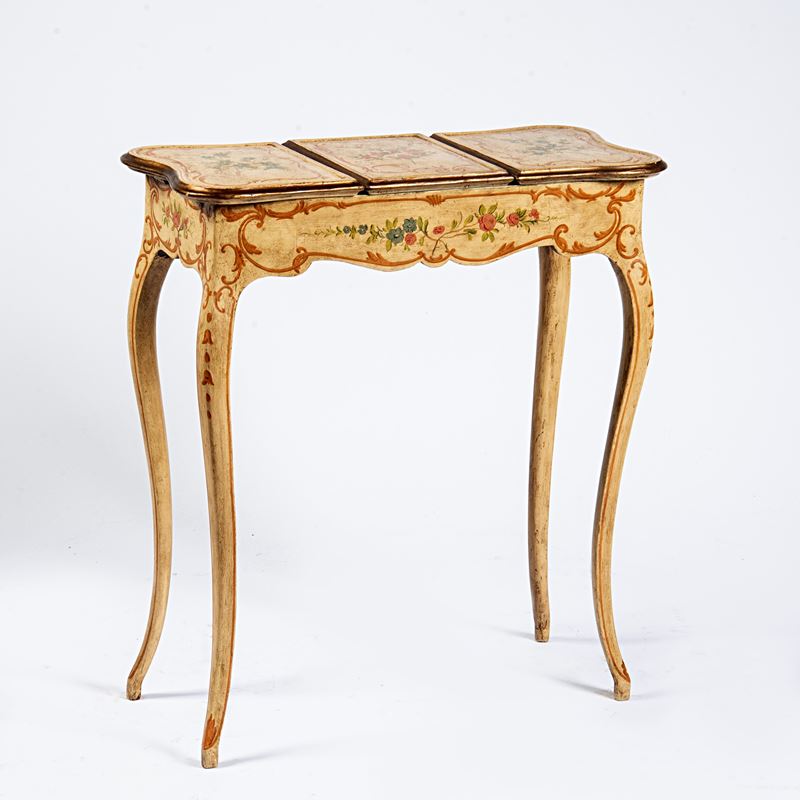 Toilette in stile Settecento, legno dipinto con decorazioni floreali