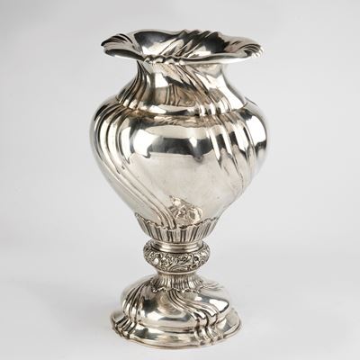 Vaso portafiori, argento sbalzato e cesellato, sec. XX