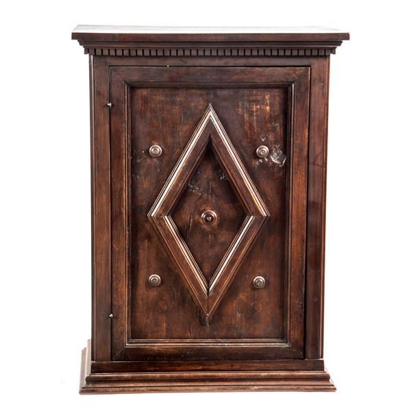 



Credenzino, in stile Rinascimento