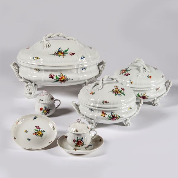 



Zuppiera ovale, due zuppiere circolari, quattordici tazze da cioccolata con nove piattini, manifattura Western Germany, sec. XX