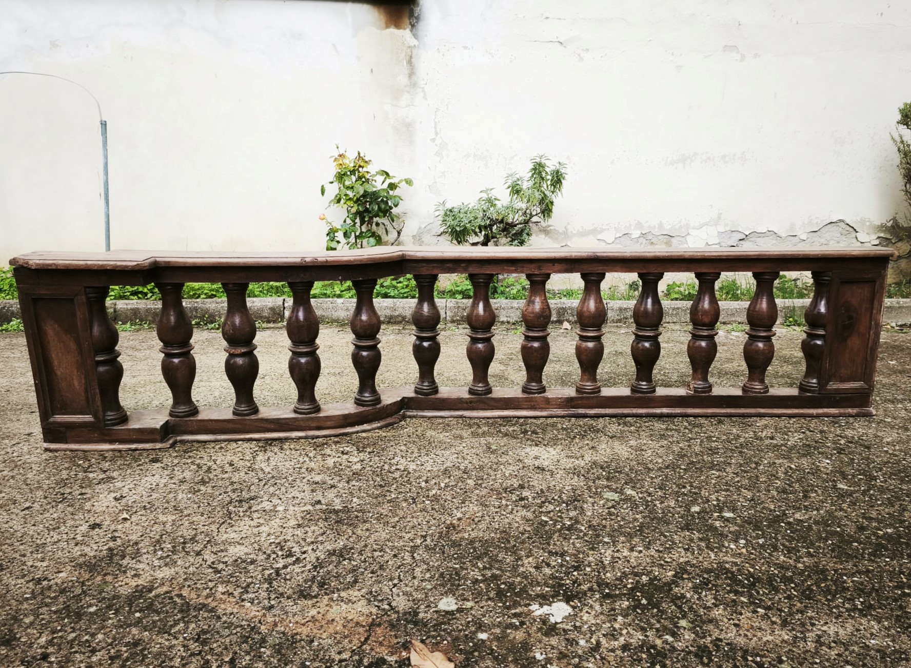 Due balaustre, noce sagomato, XIX secolo