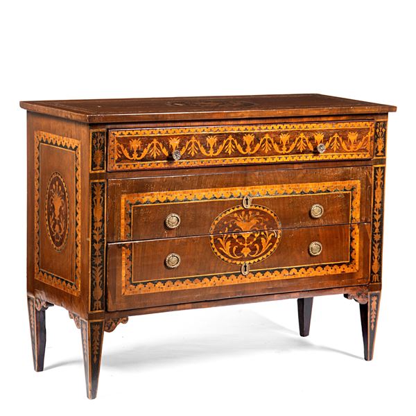 



Cassettone, in stile Settecento 