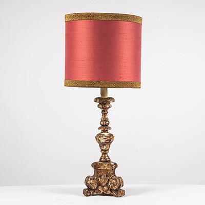 Candeliere del XVIII secolo, legno intagliato e laccato con applicazione elettrica