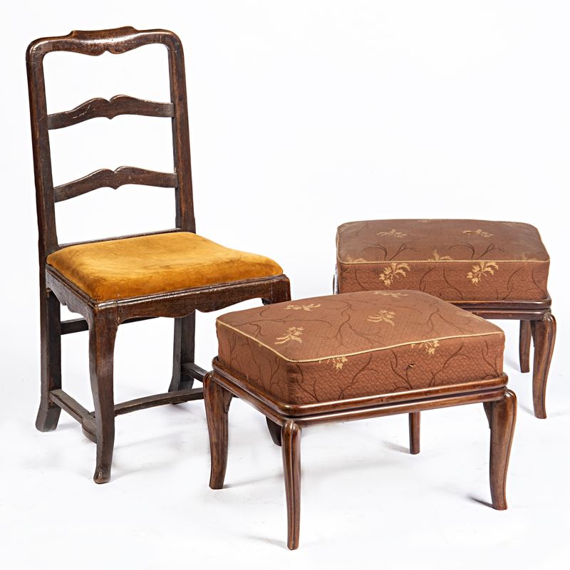 Coppia di Puff e sedia, sec. XX, noce, Puff 52x41x42 cm, Sedia altezza 80 cm