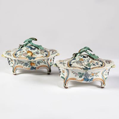 Sec XVIII, Coppia di zuppiere in maiolica con decorazioni floreali e zoomorfe
