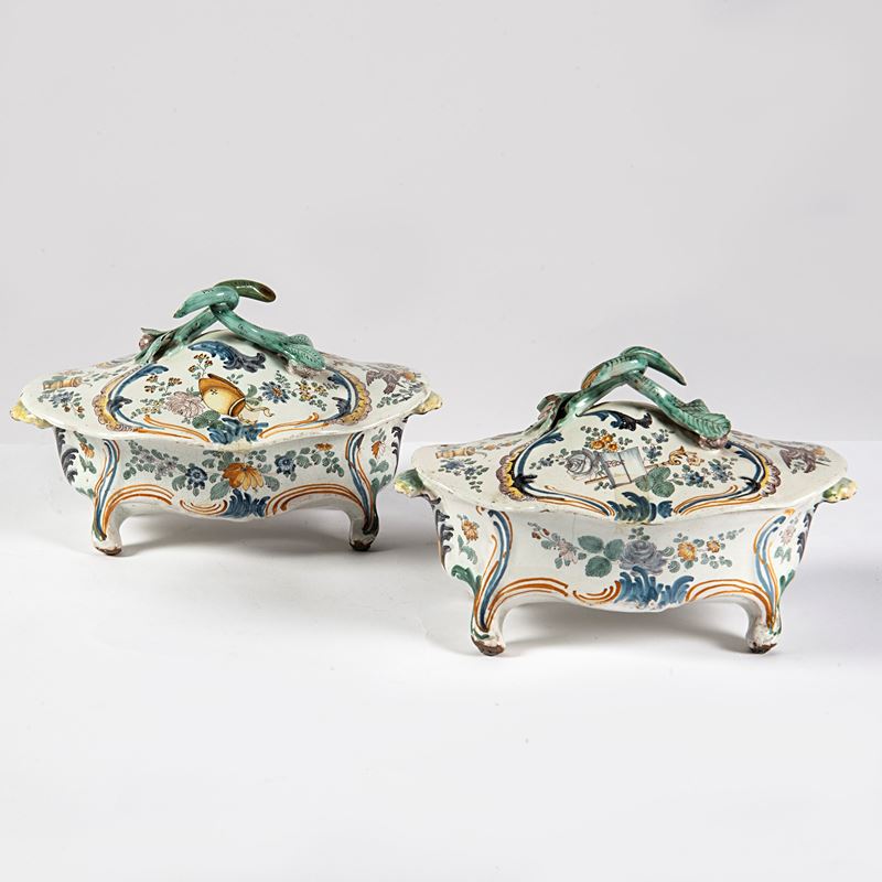Sec XVIII, Coppia di zuppiere in maiolica con decorazioni floreali e zoomorfe