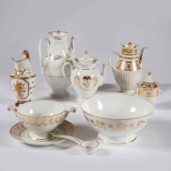 



Tre caffettiere, un versatoio, una bowl, una coppetta biansata con piattino, una zuccheriera, sec. XX