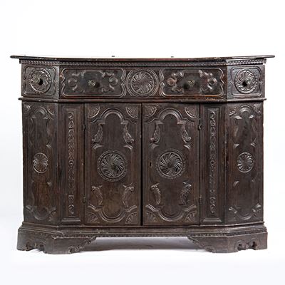 Credenza veneta del XVII secolo in noce intagliato