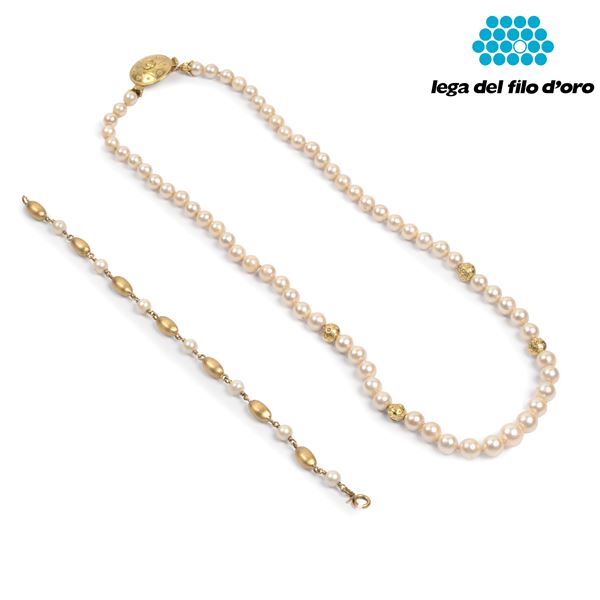 



LUNGA COLLANA DI PERLE