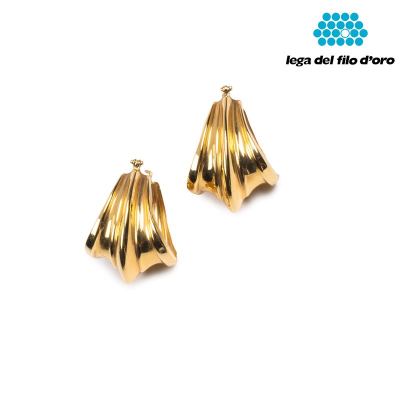 Orecchini pendenti in oro giallo 18 kt, forma ovale scanalata