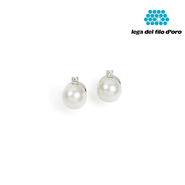 



PAIO DI ORECCHINI IN ORO BIANCO 18KT PERLE E DIAMANTI