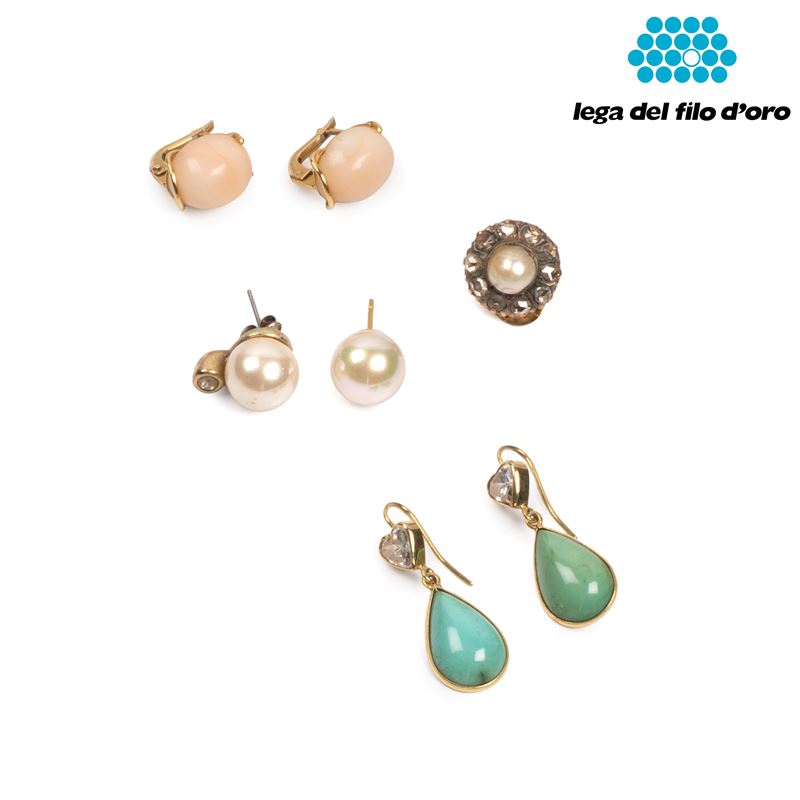 DUE PAIA DI ORECCHINI IN ORO, CORALLO E PASTA DI TURCHESE