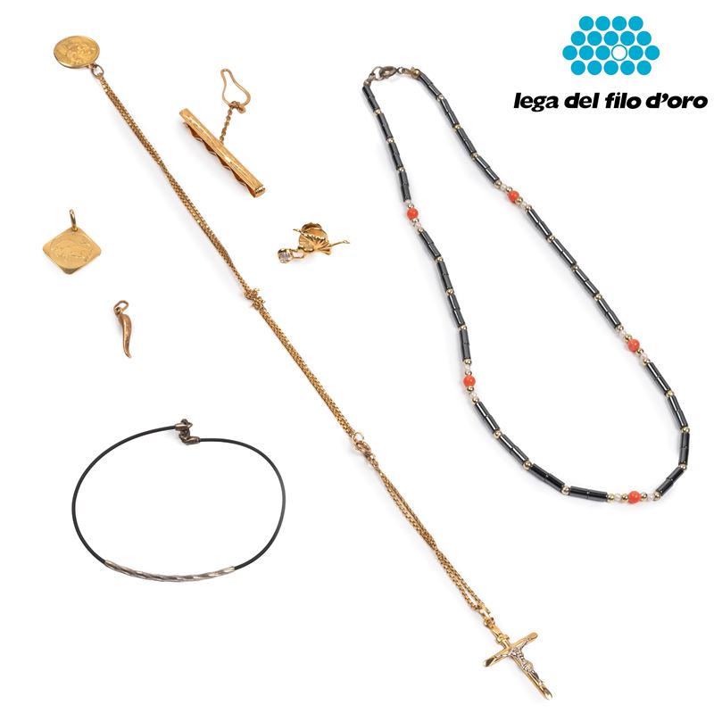 COLLANA, FERMACRAVATTE QUATTRO PENDENTI E SPILLA IN ORO 18KT