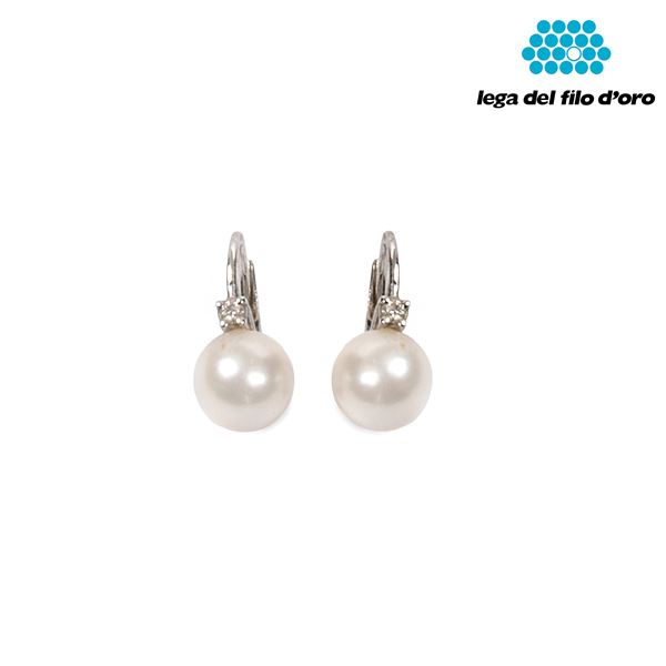 



PAIO DI ORECCHINI IN ORO 18KT E DIAMANTI  - Asta Gioielli, argenti, orologi e penne - Poggio Bracciolini Casa d'Aste