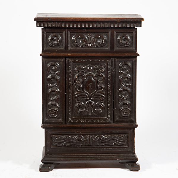 



Inginocchiatoio, sec. XVII, trasformato in piccola credenza