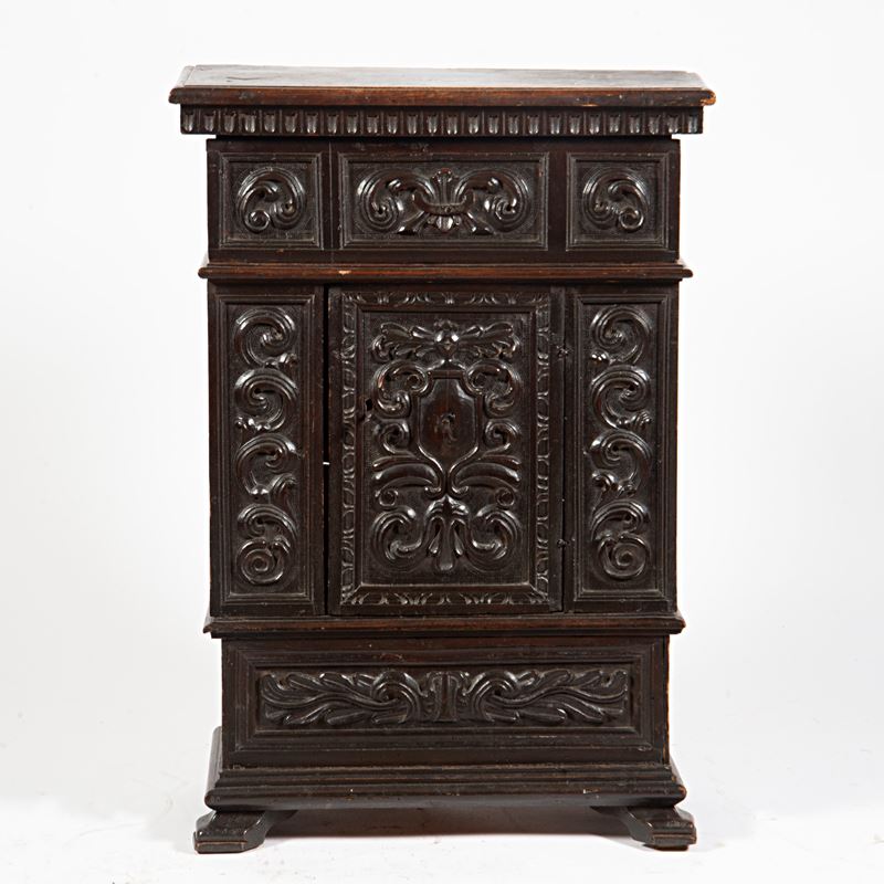 Inginocchiatoio, Sec. XVII, Trasformato in Piccola Credenza