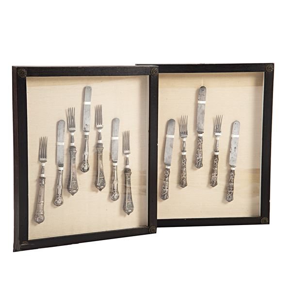 



Coppia di teche contenenti posate