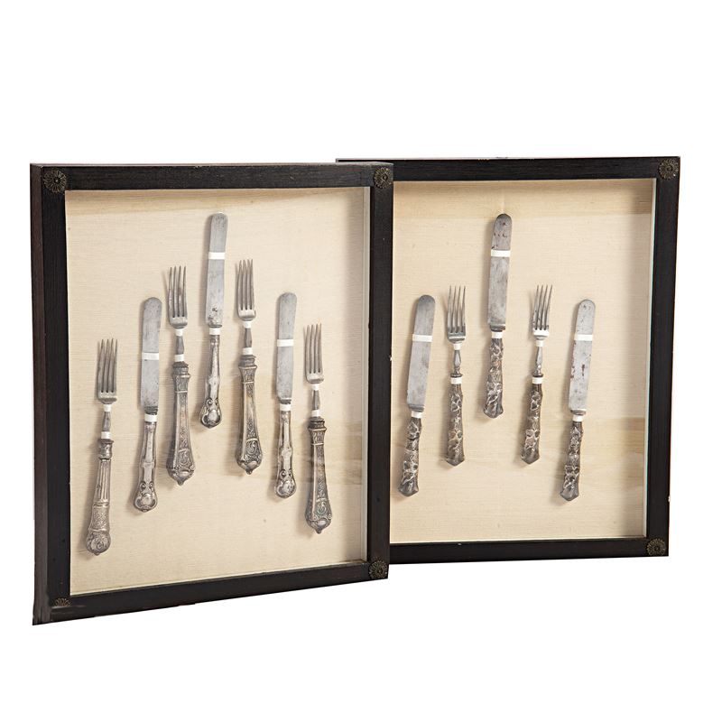 Coppia di teche contenenti posate