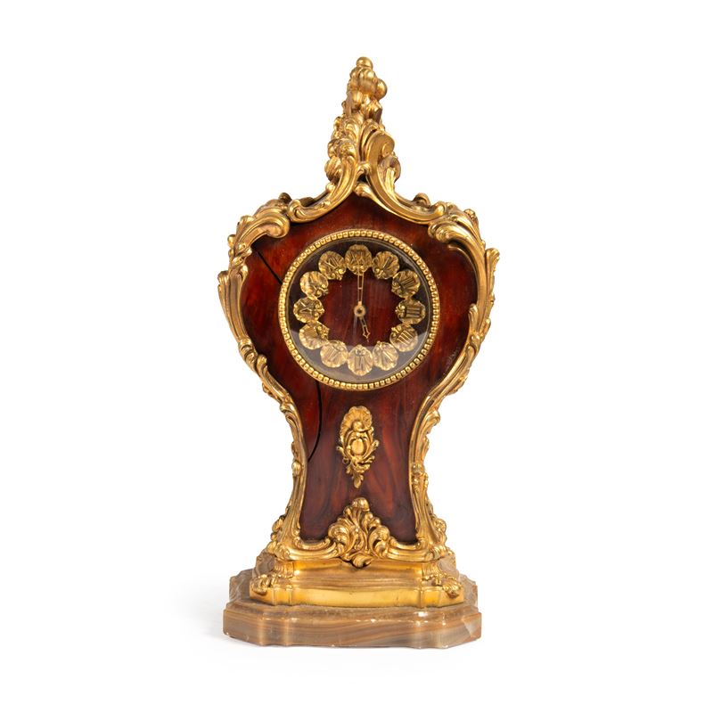 Orologio da tavolo, Francia, inizio XX secolo, struttura in finto legno con base in onice