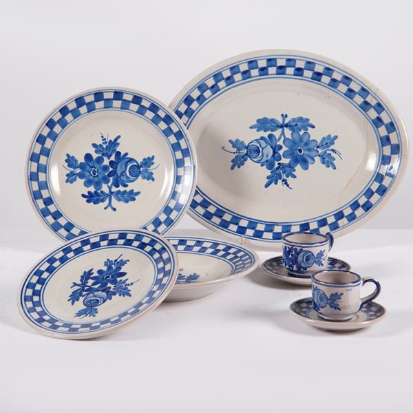 



Servito di piatti Vietri, fine anni '70 pittore V. Pinto 