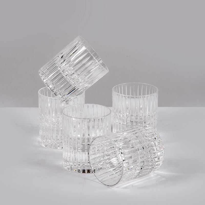 Sedici bicchieri da liquore