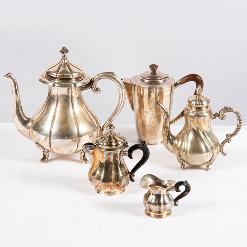 Due caffettiere, due versatoi e una lattiera, sec. XX