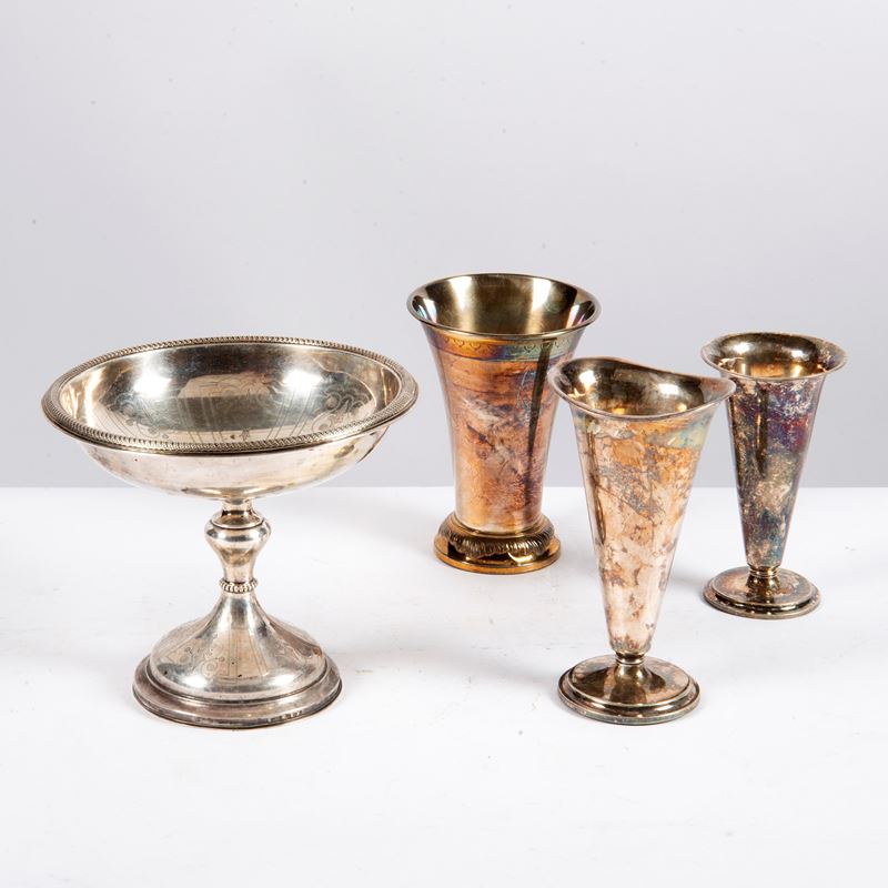 Alzata e tre vasetti portafiori, sec. XX