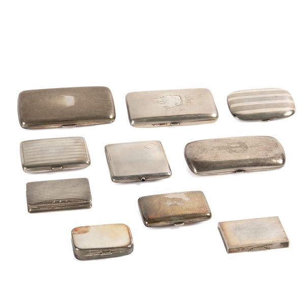 



NOVE TRA PORTA SIGARETTE, PORTA SIGARI E PORTA TABACCO, SEC. XX