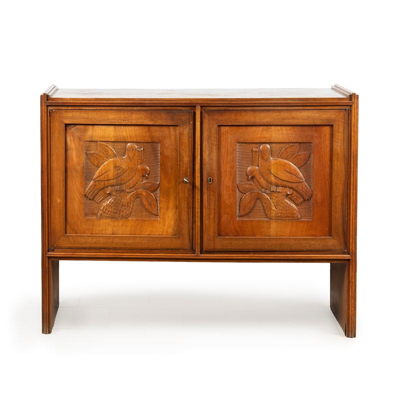 Credenza, Anni '40, in noce con intagli a volatili