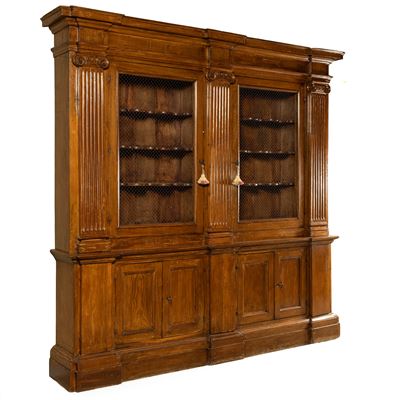 Libreria in noce, stile XVII, a quattro corpi con sei sportelli