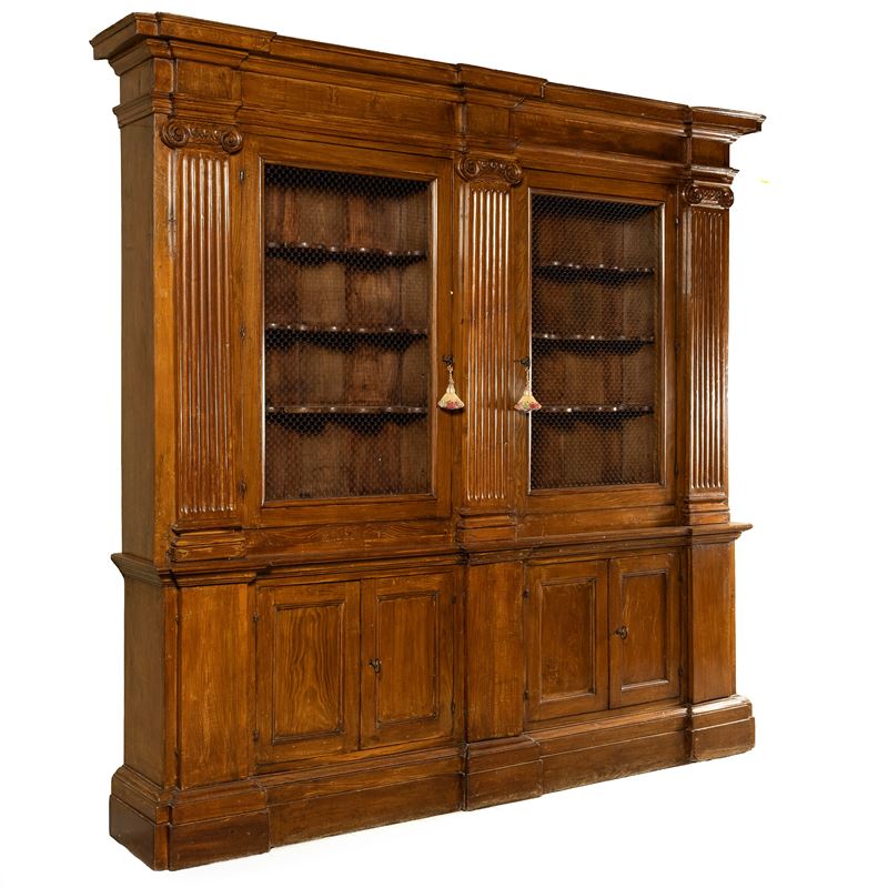 Libreria in noce, stile XVII, a quattro corpi con sei sportelli