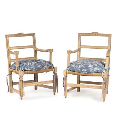 Coppia di poltroncine, in legno laccato e intagliato, inizi sec. XX