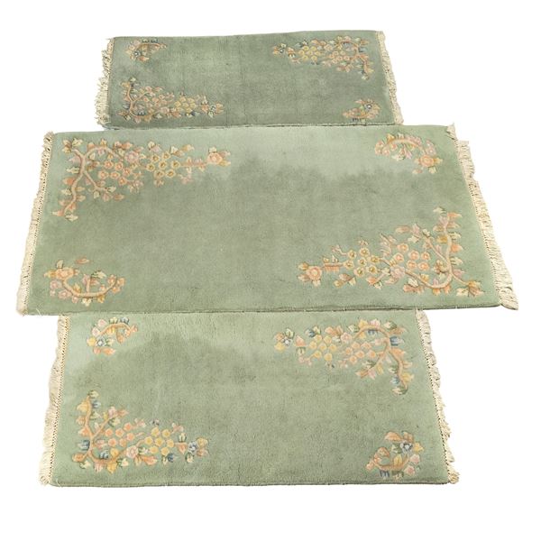 



Fondo letto e due scendiletto, tre tappeti, Cina sec. XX