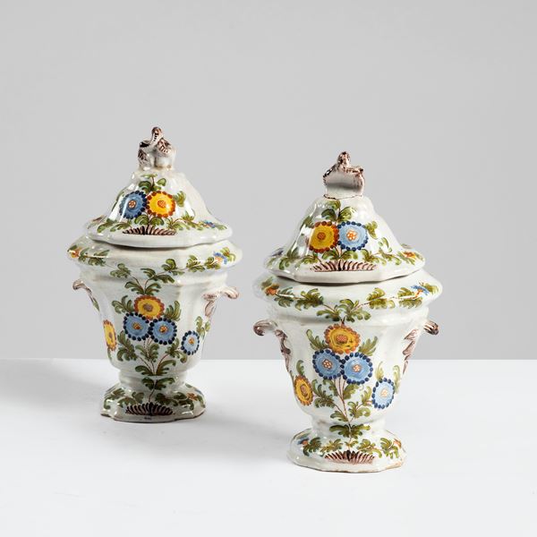 



Coppia di vasi, in stile Settecento  - Asta Arredi, mobili ed oggetti d'arte - Poggio Bracciolini Casa d'Aste