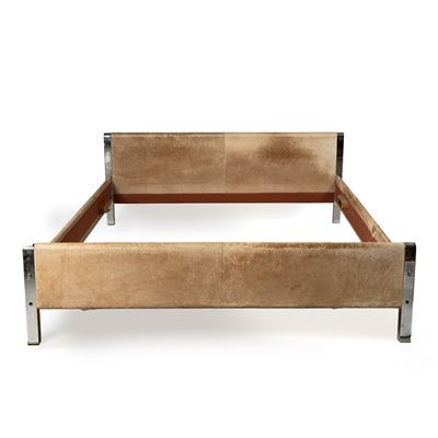 Letto matrimoniale, anni '80, struttura in metallo cromato, rivestimento in vilpelle