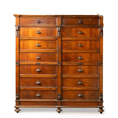 Credenza alta, sec. XIX, in noce con uno sportello e sette cassetti